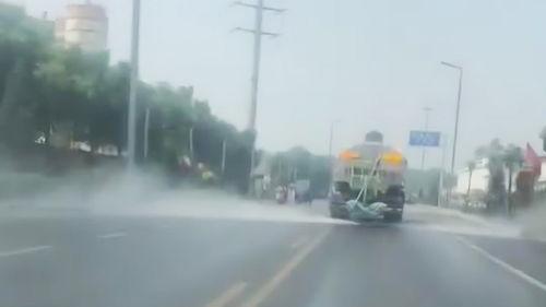 网友爆料洒水车事件视频,引发网友热议 第1张 网友爆料洒水车事件视频,引发网友热议 第1张